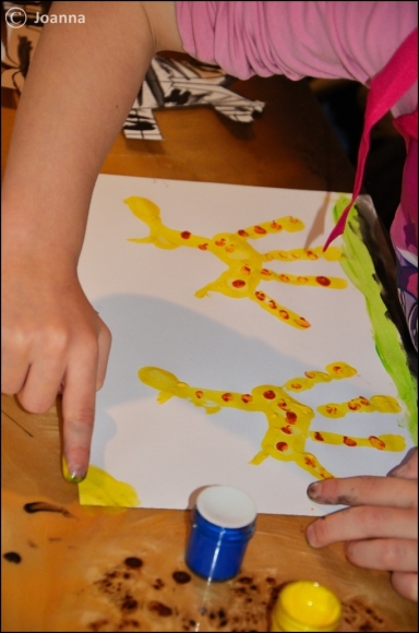 żyrafy malowane dłońmi