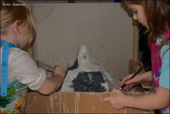 malowanie wulkanu z paper mache
